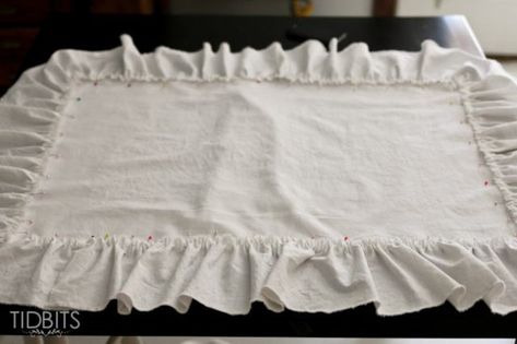 Ruffle Pillow Sham Tutorial Ruffle Pillow Case Pattern, Pillow Sham Pattern, Ruffle Pillow Case, Sew Pillow, Diy Ruffle, Cushion Ideas, Make A Pillow, Easy Pillows, Linen Bedding Natural