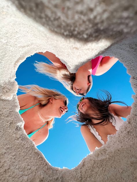 Fun Beach Pictures, Creative Beach Pictures, Sand Heart, Group Picture Poses, Beach Poses With Friends, Cute Beach Pictures, Photos Bff, Beach Instagram Pictures, Summer Picture Poses