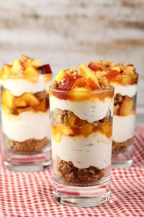 Peaches And Cream Cheesecake, Bake Peaches, Peaches And Cream Dessert, Peach Cheesecake, Mason Jar Desserts, Dessert Cups Recipes, Cheesecake Parfaits, Dessert Shooters, Banana Pudding Cheesecake