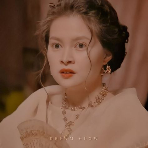 Barbie Forteza Maria Clara, Prenup Hairstyle, Maria Clara At Ibarra Art, Maria Clara Hairstyle, Filipiniana Hairstyle, Maria Clara At Ibarra, Barbie Forteza, Artworks Ideas, Pre Wedding Photoshoot Theme