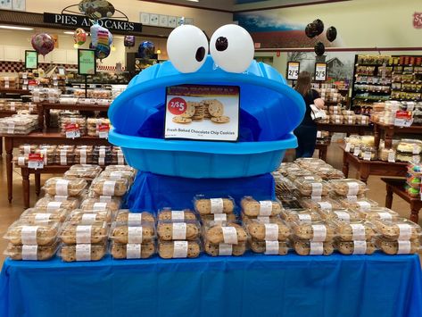 Grocery Display Ideas Retail, Halloween Grocery Store Display, Grocery Store Displays Visual Merchandising, Grocery Store Display Ideas, Cookie Displays, Grocery Display, Halloween Store Display, Commercial Bakery, Gift Shop Displays