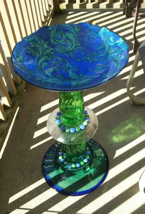 Diy Birdbath, Bird Bath Ideas, Jar Garden, Glass Totems, Glass Bird Bath, Glassware Garden Art, Glassware Crafts, Bath Garden, Dish Art