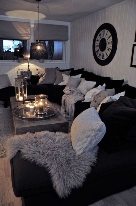 Black Couches, Black Living Room Decor, Furnitur Ruang Keluarga, Apartment Decorating Living, Black And White Living Room, First Apartment Decorating, Black Living Room, Design Salon, Trendy Living Rooms