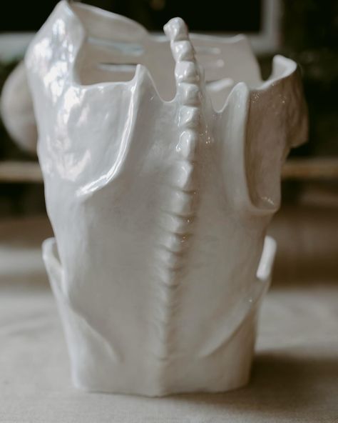 This ceramic sculpture resembles a spine, symbolizing strength and structure. It blends natural and human elements, suggesting a connection between physical fragility and inner resilience. A reflection on vulnerability that, despite everything, still holds us up. Check out my website for more symbolic sculptures!☀️ #artispiration #bodyart #artinterpretacion #ceramicsculture #handmadeart #creativeprocess #ceramic #art #expression #studioart #artofmaking #sculptureart Ceramic Sculpture, Creative Process, Art Studios, Handmade Art, Ceramic Art, My Website, Sculpture Art, Body Art, Sculpture