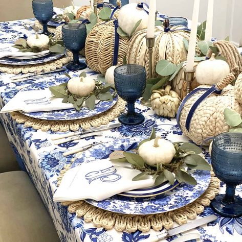 Simple Thanksgiving Tablescapes, Thanksgiving Tablescapes Ideas, Blue And White Table Setting, White Table Setting, Pumpkin Tablescape, Blue Thanksgiving, Candlelit Table, Thanksgiving Table Setting, Unique Thanksgiving