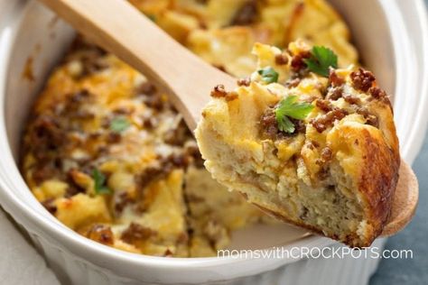 Looking for something to serve the family on those busy mornings? This Crockpot Breakfast Casserole is always a winner! Simple and gluten free! | @MomsWCrockpots #crockpot #slowcooker #breakfast #recipes #holidays #glutenfree Strata Recipes Breakfast, Breakfast Casserole Recipes, Casserole Crockpot, Christmas Breakfast Casserole, Strata Recipes, Breakfast Strata, Yum Breakfast, Crockpot Breakfast Casserole, Breakfast Hashbrowns