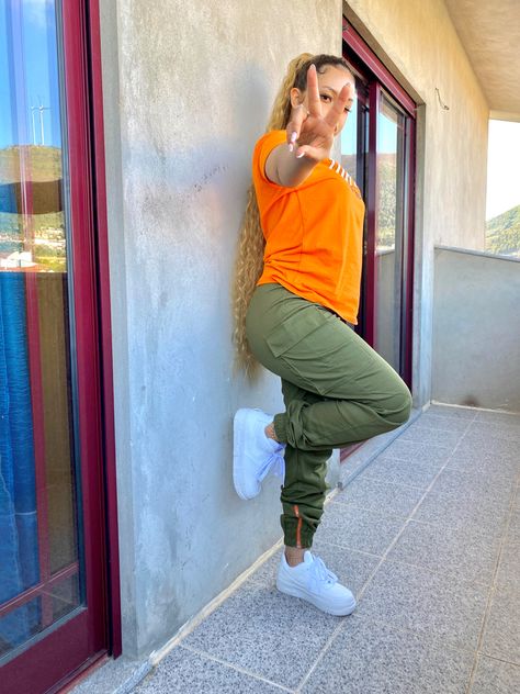 Style fashion Orange Cargo Pants Outfit, Green Cargo Pants Outfit, Army Outfit, Work Ootd, Olive Jeans, Orange Crop Top, Olive Green Jacket, Cargo Pants Outfit, Green Cargo Pants