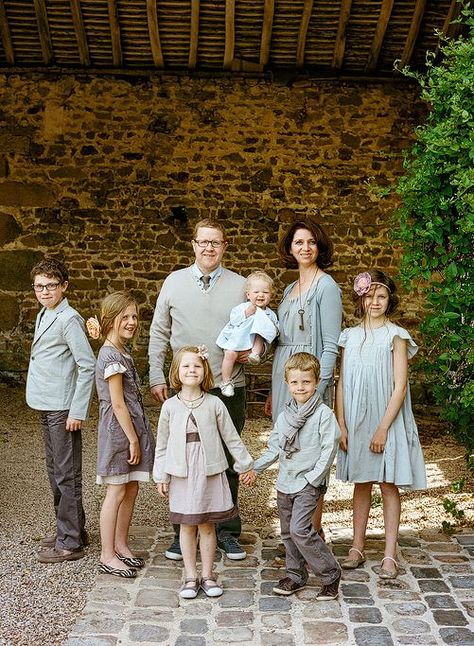 so much better than jeans and a white t for a family portrait Family Photo Colors, Fall Family Photo Outfits, A Group Of People, Family Inspiration, Quoi Porter, Family Picture Outfits, Design Mom, Fall Family Photos, Family Photo Outfits