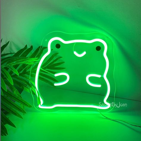 Our cute frog neon sign will light up any space. This frog themed LED sign is perfect for a playroom, children's room, or anywhere you want to add fun and warmth. It's perfect for children's room decorations and makes a delightful birthday gift. 🎁Products included in package: ✦ Neon Sign x 1 ✦ Mounting Customization Kit x 1 ✦ 110-240 Volt Adapter x 1 ✦ Installation Instructions x 1 ✦ Dimmer  x 1 ✈️Shipping info: ✦ All orders ship in 4-8 business days via FedEx/UPS/DHL International Express Frei Frog Night Light, Fun Things To Have In Your Room, Cute Boho Room Decor, Frog Themed Bathroom, Cute Room Stuff, Room Decor Ideas Green, Frog Room Decor, Frog Room Ideas, Cute Neon Signs