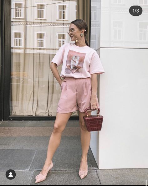 Supermodel Outfits, Short Rosa, Girl Boss Outfit, Look Rose, Color Combinations For Clothes, Casual Chique, T Shirt Style, Tshirt Outfits, Pink Outfits