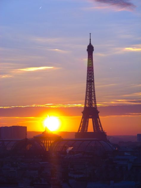 The 8 Best Spots for Magical Beautiful Sunsets in Paris Nature Places To Visit, Paris Images, Parisian Life, Travel Icon, Paris Tours, Best Sunset, I Love Paris, Gorgeous Sunset, Love Paris