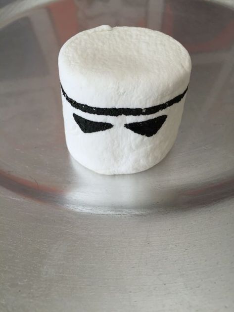 How To Make A Stormtrooper Marshmallow | Catch My Party Stormtrooper Marshmallow, Star Wars Cake Pops, Star Wars Cake Toppers, Star Wars Birthday Cake, Star Wars Cupcakes, Star Wars Cake, Star Wars Birthday Party, Marshmallow Pops, Chocolate Marshmallows