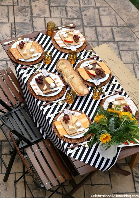 WELCOME FALL WITH A DINNER PARTY AL FRESCO. Entertaining at home is easy with these party ideas and inspiring images. Fall Dinner Party, Tafel Decor, Outdoor Dinner, Table Set Up, Fall Dinner, Welcome Fall, Wedding Table Settings, Thanksgiving Table, Summer Parties