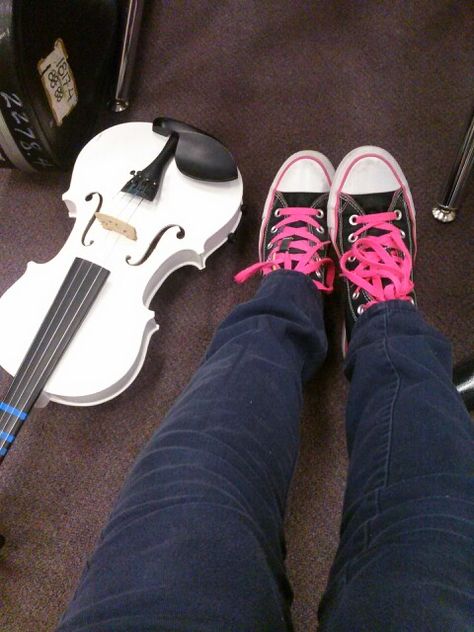 My hot pink converse and white violin Black Converse With Colored Laces, Converse With Colored Laces, Converse With Pink Laces, Light Pink Converse, White Violin, Hot Pink Converse, Brown Converse, Converse Pink, Pink Converse