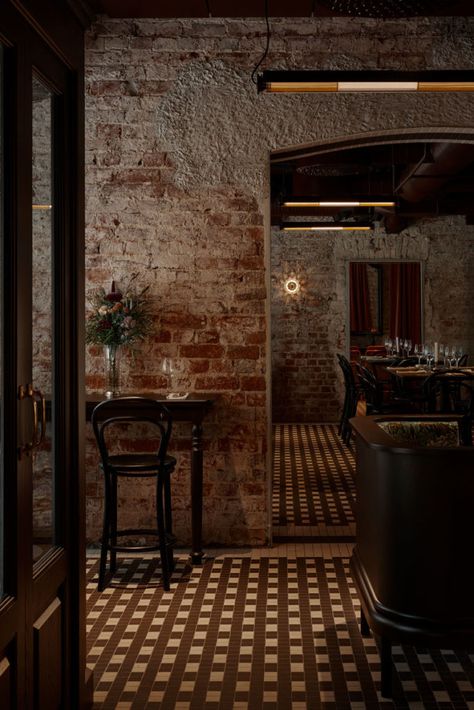 Bistro Interior, Lisbon Restaurant, Bistro Design, Moody Vintage, Decoration Restaurant, Statement Furniture, French Restaurants, Dramatic Lighting, Bar Interior