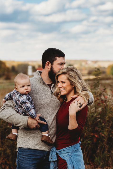 Christmas Picture Poses Family, Fall Families Photos, Midwest Family Photos, Family Photo Shoot With One Year Old, Cute Family Of 4 Photos, Family If 3 Photos, 9 Month Family Pictures, Photography Inspiration Family, Family Photo Poses 2 Children