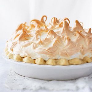 Here's a delicious chocolate twist to the popular pie. Serve this yummy recipe during Christmas or for any special occasion. Coconut Cream Pie With Meringue, Creme Pie Recipe, Meringue Pie Topping, Pie Meringue, Chocolate Meringue Pie, Pie Topping, Creme Pie, Meringue Topping, Pies Recipes