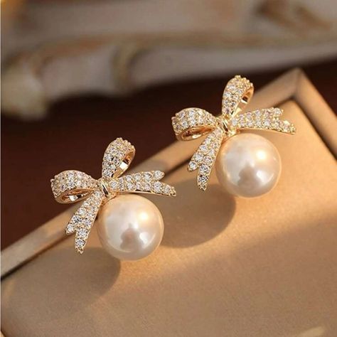 Anthropologie Rhinestone Bow & Pearl Stud Earrings Height: 0.8” Width: 0.7” Bow Pearl Earrings, Pearl Pendant Earrings, Korean Earrings, Faux Pearl Earrings, Stil Elegant, Rhinestone Bow, Pearl Design, Jewelry Lookbook, Bow Earrings