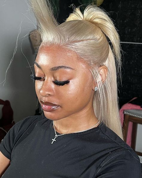 Wig With Brown Highlights, Wigs With Highlights, Honey Blonde Color, Best Lace Wigs, Frontal Wig Hairstyles, Lace Fronts, Natural Hair Short Cuts, Classy Hairstyles, Wig Ideas