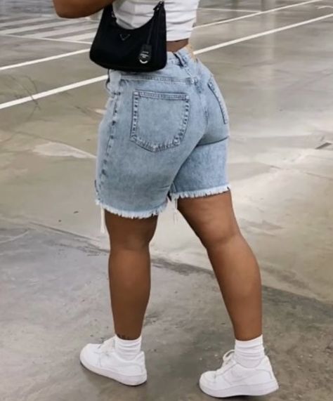 Jean Biker Shorts Outfit, Denim Shorts Outfit Summer Black Women, Denim Shorts Outfit Black Women, Jean Shorts Outfit Black Women, Bermuda Shorts Outfit Women, Boyfriend Shorts Outfit, Bodysuit Shorts Outfits, Real Outfits, Culotte Jeans