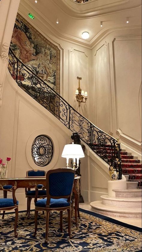 Bars In Paris, Luxury Romance, Hotel Bars, French Style Decor, Old Money House, Paris Rooms, House Interior Design Styles, Elegant Living Room Design, Paris Hotel