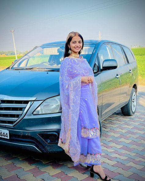 Punjabi jatti Punjabi Girls Dp, Punjabi Dp, Punjabi Girl, Caption For Girls, New Photo Style, Couple Pics For Dp, Beautiful Casual Dresses, Gurbani Quotes, Stylish Dpz