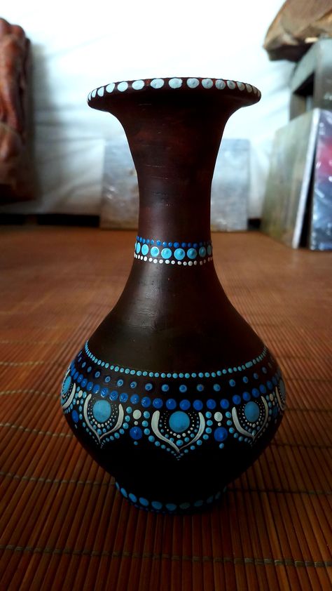 Mandala Art On Matka, Mandala Pottery Painting, Vase Painting Ideas Pottery, Matka Design, Mandala Vase, Mandala Pot, Bottle Art Projects, Pot Painting, Painted Pots Diy