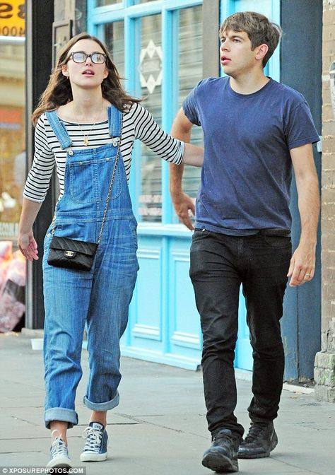 Cute: Keira wore denim dungarees with Converse trainers on their day out Keira Knightley Dress, Dungarees Dress, Keira Knightley Style, How To Wear Loafers, How To Wear Makeup, How To Wear Vans, Look Winter, Handbags Chanel, Styling Outfits