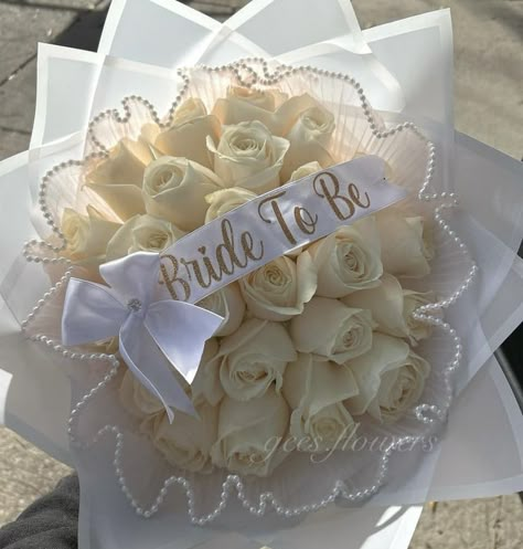 Ribbon Bouquets, Ramo Ideas, Pink Tulips Bouquet, Florist Business, Ribbon Rose Bouquets, Quinceanera Bouquet, Roses Bouquet Gift, Ribbon Flowers Diy, Graduation Flowers