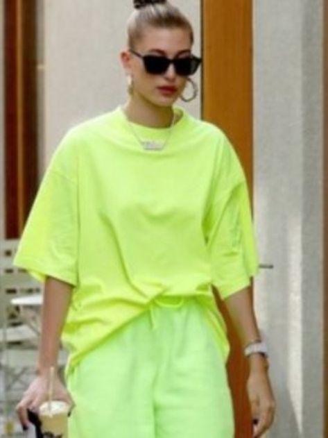 Ropa Color Neon, Neon Green Outfits, Style Vert, Looks Hip Hop, Hailey Baldwin Style, Neon Outfits, Green Outfits, Neon Fashion, Looks Street Style