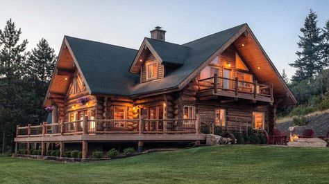 Handcrafted chink style log home designs are a great way to build a beautiful log cabin. Contact Caribou Creek to build your hand crafted luxury log home and ask about our unique non-settling construction. #chinkstyleloghome #loghomes #rusticcabin #luxurylogcabin # Cute Log Cabin Exterior, Log Ranch Style Homes, Luxury Cabin Homes Exterior, Dream Home Cabin, Log Cabin Design Ideas, Log Cabin Outside, Log Cabin Style Homes, Beautiful Log Cabins, Cabin Style Homes Exterior