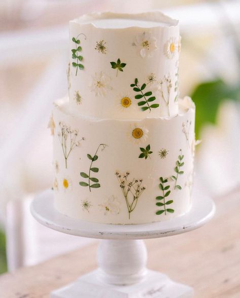 Sarah Lillie Designs on Instagram: “Dainty pressed flowers get me every time 🌿 Incorporating the cake to match the rest of the wedding design is such an important detail!…” Cottagecore Cake, Unique Rustic Wedding, Wedding Cake Options, Small Wedding Cakes, Dainty Wedding, Dream Wedding Cake, Lily Wedding, Wedding Travel, Wedding Cakes With Cupcakes