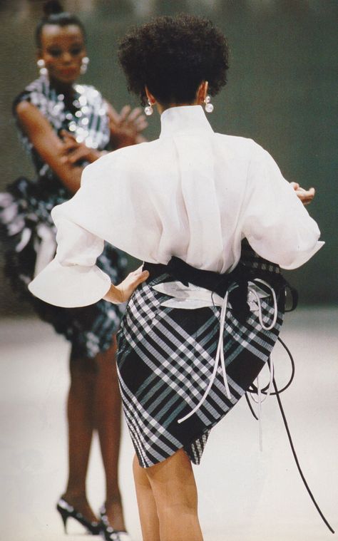 Gianfranco Ferré Alta Moda Spring/Summer 1988 Gianfranco Ferre Dior, Vintage Retro Fashion, Vintage Runway, Gianfranco Ferre, Collections Etc, Vogue Covers, 80s Fashion, White Shirts, Christian Dior