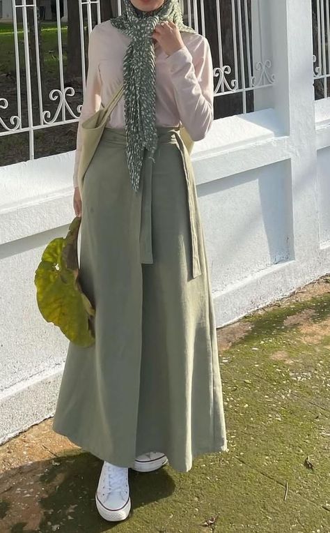 Modest Hijabi Outfits Long Skirts, Hijabi Maxi Skirt Outfit, Hijabi Poses, Green Skirt Outfits, Haircut Selfie, Photo Hijab, Rok Outfit, Hijab Fashion Summer, Estilo Hijab