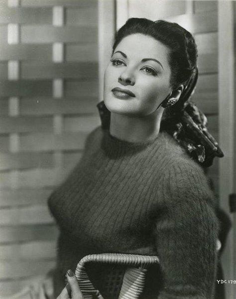 Yvonne De Carlo Lily Munster, Yvonne De Carlo, Tina Louise, Elvira Mistress Of The Dark, Bullet Bra, Jean Harlow, Classic Actresses, Glamour Shots, Rita Hayworth