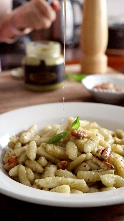 1,810 Me gusta, 87 comentarios - CUKit! - Marina & Nico (@cuk_it) en Instagram: "Domingo de pastas y te proponemos hacer Cavatelli porque son de las pastas mas simples y…" Pasta Italia, Cavatelli Pasta, Homemade Pasta Recipe, Pasta Italiana, Handmade Pasta, Homemade Pasta, Pizza Pasta, Sweet And Salty, Savoury Food