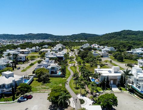 O Bosque Amoraeville, localizado no desejado bairro de Jurerê Internacional, é um dos espaços verdes mais encantadores e bem cuidados de Florianópolis. Concebido pelo renomado arquiteto paisagista Benedito Abbud, o bosque é um verdadeiro oásis urbano. Ou seja, que oferece aos seus moradores próximos uma experiência única de contato com a natureza. Em um ambiente que combina beleza, tranquilidade e uma integração harmoniosa com o cotidiano. Luxury Landscaping, Community Living, Property Search, Contemporary Luxury, Apartment Building, Less Is More, Residential Building, Beach Club, Luxury Living