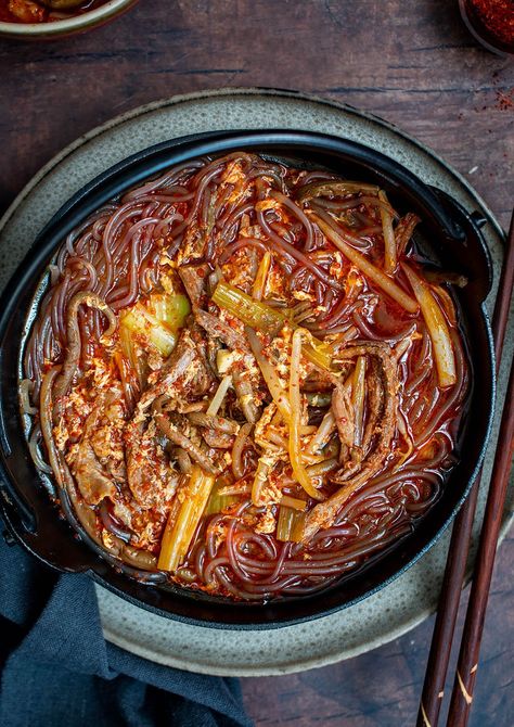 Korean Beef Soup, Korean Beef Stew, Spicy Korean Beef, Veggies And Noodles, Korean Sweet Potato Noodles, Sundae Recipes, Korean Soup, Potato Noodles, Brisket Chili