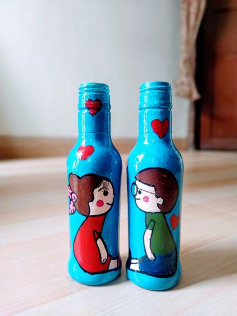 Couple Bottle Art Ideas, Couple Bottle Art, Pop Bottle Crafts, Beer Bottle Art, Bottle Art Projects, Hand Painted Bottles, Glass Painting Designs, Glass Bottle Diy, Bottle Craft