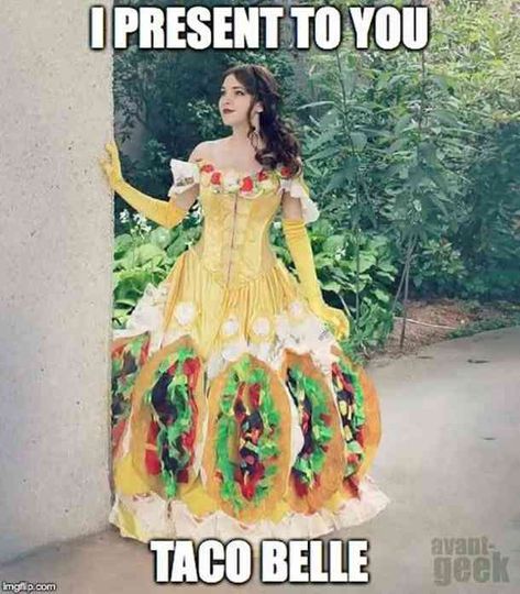 Pun Costumes, Disney Humor, Belle Halloween, Punny Halloween Costumes, Humor Disney, Halloween Costume Puns, Costume Carnaval, The Beauty And The Beast, Halloween Memes