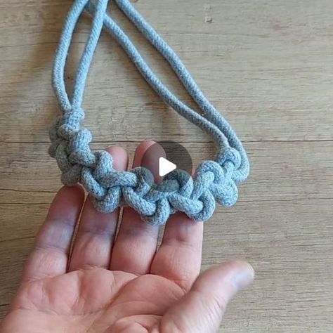 Macrame Cord Projects, Diy Rope Necklace Tutorial, Knotted Necklace Diy, Collar Macrame, Rope Jewelry, Fiber Jewelry, Necklace Tutorial, Macrame Knot, Handmade Jewelry Tutorials