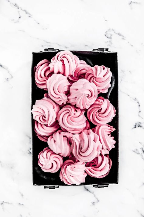 Chocolate raspberry meringue cookies recipe | Easy recipe dipped in chocolate Meringue Cookie Recipe Easy, Meringue Roses, Meringue Cookies Recipe, Raspberry Meringue, Meringue Cookie Recipe, Dipped In Chocolate, Healthy Vegan Desserts, Cake Blog, I Believe In Pink