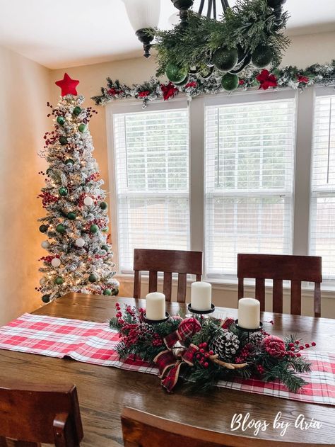 Small Dining Room Christmas Decor, Dinning Room Christmas Tree, Christmas Living Room Centerpiece, Table Centerpiece Christmas Decor, Dinning Room Christmas Ideas, Christmas Dining Room Decor Ideas, Dining Room Christmas Decorations, Christmas Dinning Room Decoration, Christmas Decor Ideas For Dining Room