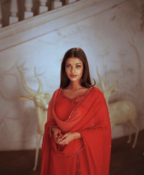 femme fatale on Twitter: "Aishwarya Rai Bachchan… " 90s Bollywood Fashion, Desi Wear, 90s Bollywood, Bollywood Outfits, Salwar Kamiz, Aishwarya Rai Bachchan, Indian Dresses Traditional, Vintage Bollywood, Indian Aesthetic