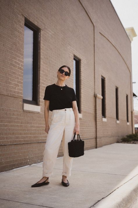 Black Pants Summer, Black Flats Outfit, Black Tee Outfit, Black Slingback Flats, Capsule Wardrobe Style, Neutral Spring Outfit, Spring Outfit Ideas, Flats Outfit, Wardrobe Style