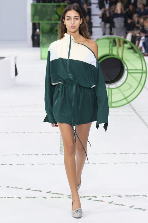 Lacoste Spring 2018 Ready-to-Wear Collection Photos - Vogue Lacoste Girl, Vestidos Sport, Style Athleisure, Sports Wear Fashion, Lacoste Women, Sportswear Fashion, Sports Fashion, Athleisure Fashion, Fashion Show Collection