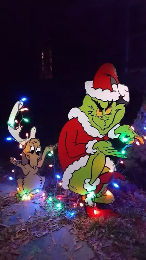 Simple Outdoor Christmas Decor, Diy Christmas Yard Art, Grinch Yard Art, Grinch Christmas Lights, Grinch Yard Decorations, Easy Outdoor Christmas Decorations, Diy Christmas Yard Decorations, Christmas Decor Outside, Lady Decluttered