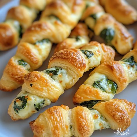 Crunchy Parmesan and Spinach Cheese Twists made with puff pastry, mozzarella, and Parmesan. Ready in just 35 minutes! Christmas Tree Puff Pastry Spinach, Spinach Ricotta Pastry Puffs, Spinach And Artichoke Puff Pastry, Spinach Rolls With Puff Pastry, Spinach And Puff Pastry Recipes, Spinach Pinwheels Puff Pastry, Spinach Cream Cheese Puff Pastry, Puff Pastry Recipes Cheese, Spinach And Feta Puff Pastry