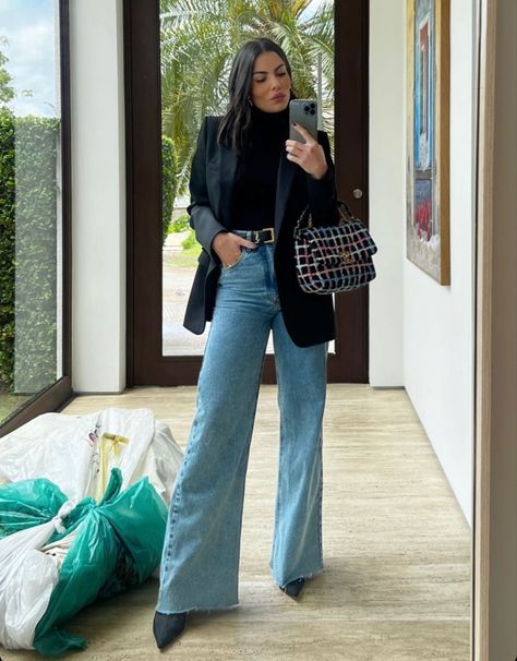 Flared Jeans Business Casual, Wide Leg Jean Blazer Outfit, Flare Jeans Outfit Office, Flare Jeans Blazer Outfit, Flare Jeans Office Outfit, Pantalon Ancho Outfits, Wide Leg Jean Outfits, Jeans Blazer Outfit, Flare Jeans Outfit