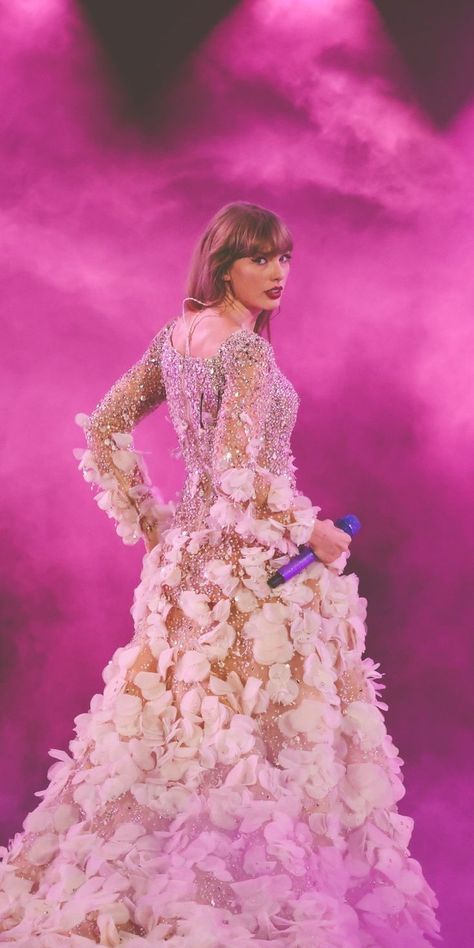 Taylor Swift Fotos, About Taylor Swift, Swift Outfits, Taylor Swift Aesthetic, Swift Aesthetic, Swift Wallpaper, Hilarious Tweets, Taylor Swift Tour Outfits, Taylor Swift Speak Now